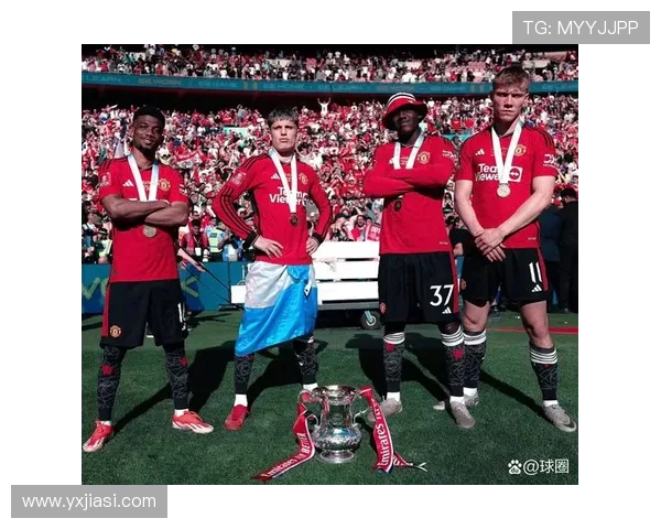 足球明星妻子赛场观战风采尽显引发球迷热议与关注